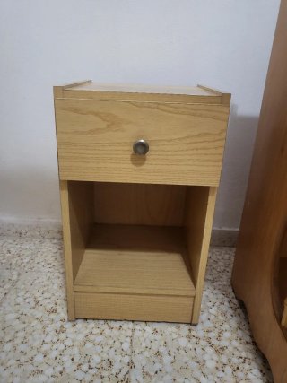 Mesita de noche de madera color beige/marrón
