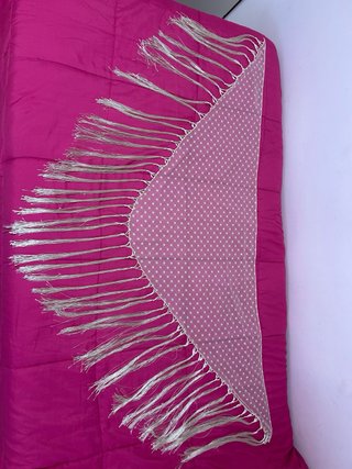 Mantoncillo plumeti beige/crudo con flecos largos