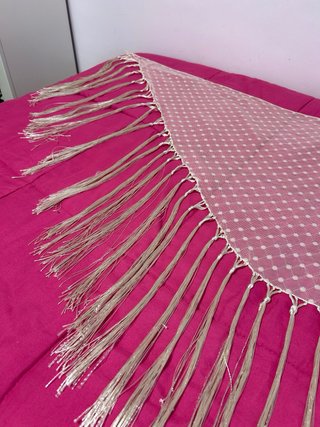 Mantoncillo plumeti beige/crudo con flecos largos