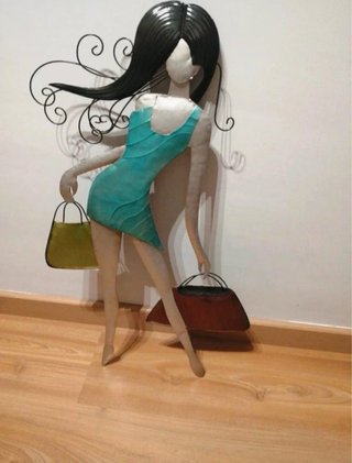 Figura Decorativa Mujer con Bolsos