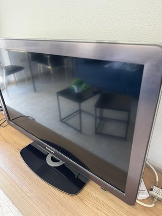 Philips 32” Full HD Ambilight TV + Mando