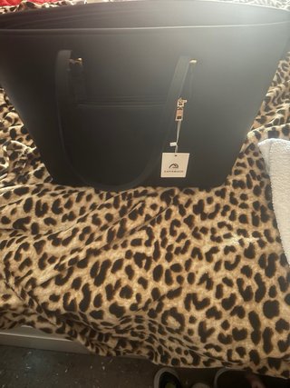 Bolso grande negro y dorado