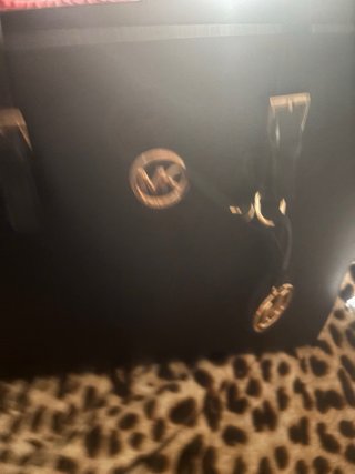 Bolso grande negro y dorado
