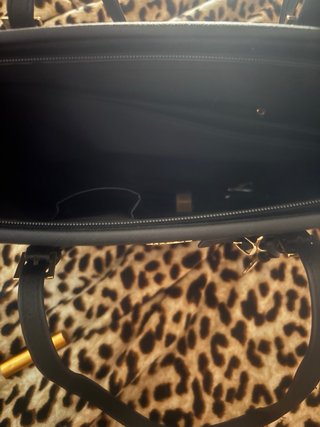 Bolso grande negro y dorado