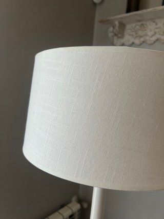 Lámpara de pie beige y blanca