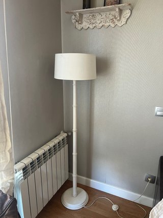 Lámpara de pie beige y blanca