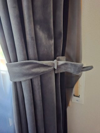 Cortinas grises y transparentes