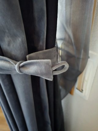 Cortinas grises y transparentes