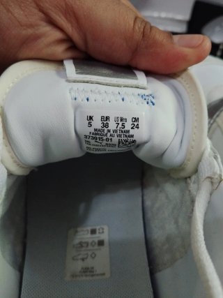 Zapatillas Puma Blancas y Plateadas