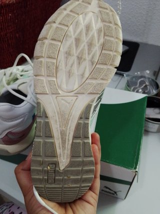Zapatillas Puma Blancas y Plateadas