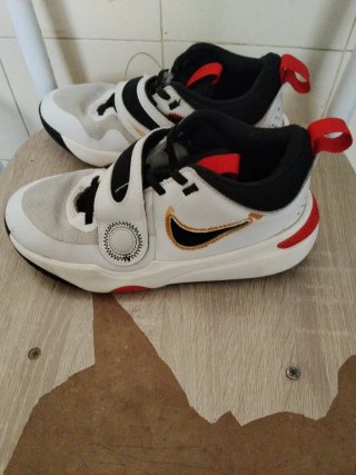 Zapatilla Nike Negra y Roja