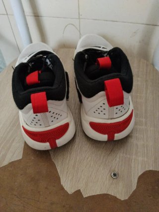 Zapatilla Nike Negra y Roja