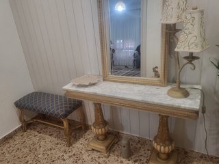 Recibidor de madera y mármol + banqueta + espejo