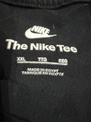 T-shirt Nike nera con logo blu