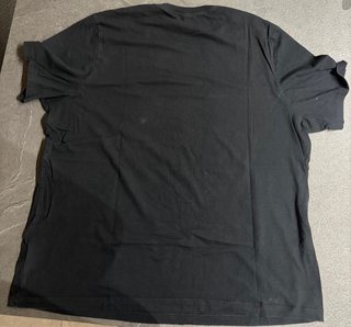 T-shirt Nike nera con logo blu