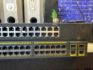 Switch Cisco Catalyst 2960 SI y Linksys LGS124