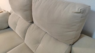 Sofá de tela beige