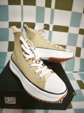 Botas de mujer beige y blancas
