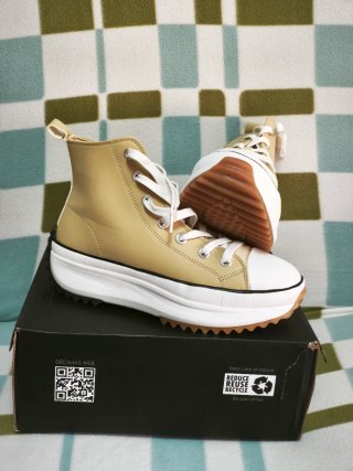 Botas de mujer beige y blancas