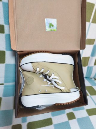 Botas de mujer beige y blancas