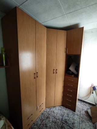 Armario de rincón de madera