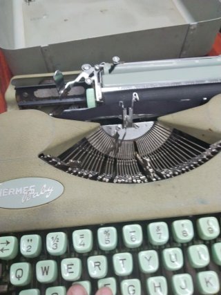 Máquina de escribir Hermes Baby