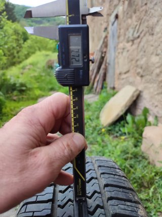 Neumático de recambio VW T4 205/65/15