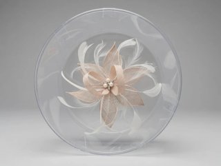 Tocado flor beige y blanco con plumas