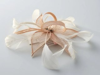 Tocado flor beige y blanco con plumas