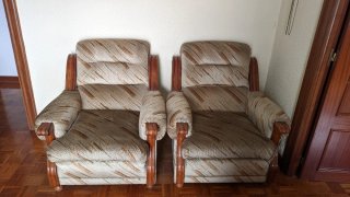 2 Sillones de tela y madera