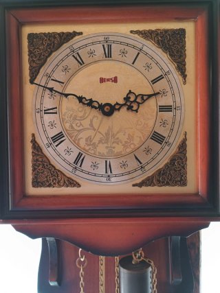 Reloj de pared antiguo con maquinaria