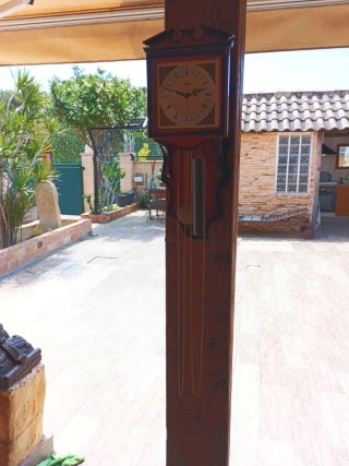 Reloj de pared antiguo con maquinaria