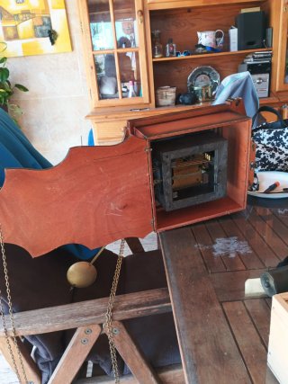 Reloj de pared antiguo con maquinaria