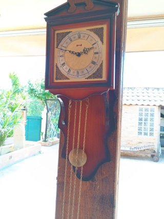 Reloj de pared antiguo con maquinaria