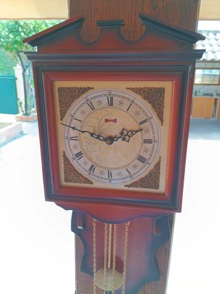 Reloj de pared antiguo con maquinaria