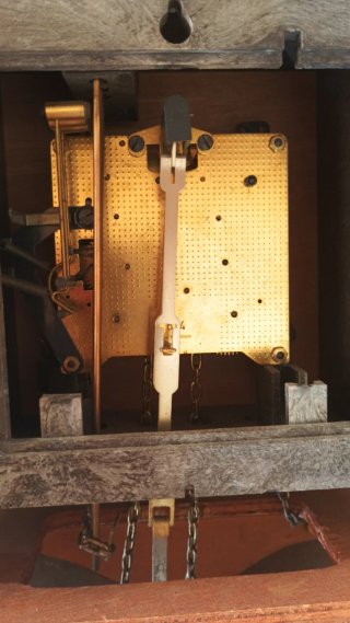 Reloj de pared antiguo con maquinaria