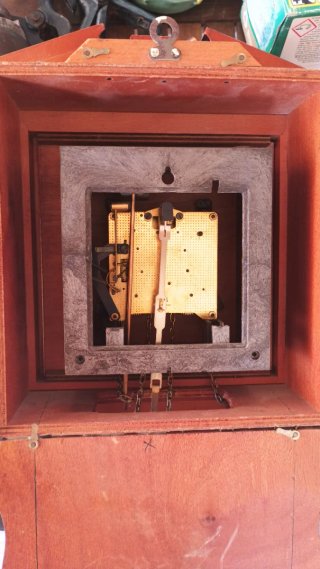 Reloj de pared antiguo con maquinaria