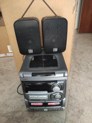 Minicadena Aiwa NSX-5202 con altavoces