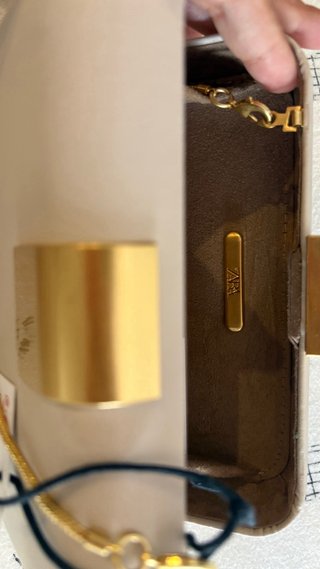 Bolso de mano Zara detalle dorado.