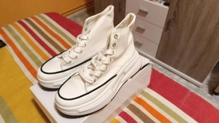 Zapatos blancos de lona totalmente nuevos