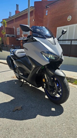Yamaha Tmax 560 Maxi Scooter Gris