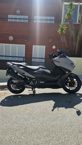 Yamaha Tmax 560 Maxi Scooter Gris