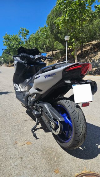 Yamaha Tmax 560 Maxi Scooter Gris