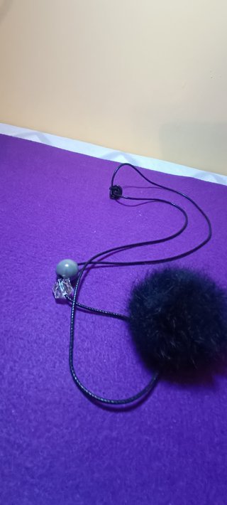 Collana nera con pon-pon