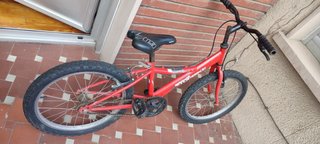 Bicicleta infantil roja