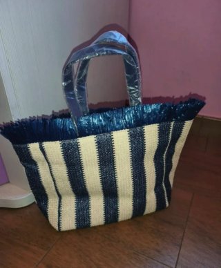 Bolso de playa Estée Lauder rayas beige y azul