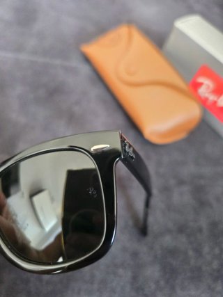 Occhiali da sole Ray-Ban Wayfarer neri originali nuovi