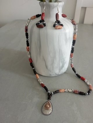 Collar y pendientes étnicos artesanales