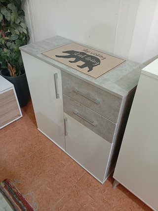 Aparador blanco y gris con cajones
