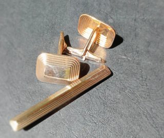 Gemelos y sujeta corbatas chapados en oro